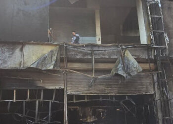 શ્યામલ ચાર રસ્તા પાસે આવેલા શાંગ્રીલા આકેર્ડમાં ભીષણ આગથી અફરાતફરી, પચાસ લોકોનું રેસ્કયુ | Located n…