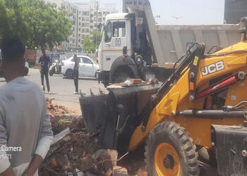 દબાણશાખાની ટીમે માતાજીની દેરી તોડી પાડતા વિવાદ