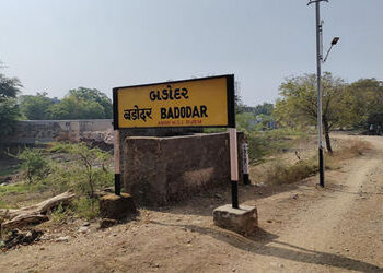 ક્લાર્ક ન હોવાથી ટ્રેનમાં ગાર્ડ પાસે ટિકિટ લેવા મુસાફરોની દોડધામ | Passengers rush to get tickets fr…