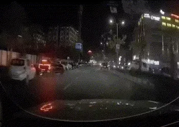 VIDEO: અમદાવાદના નિકોલમાં ભક્તિ સર્કલ નજીક કાર ડિવાઈડર કૂદી વૈભવી કાર સાથે ભટકાઈ | Ahmedabad Acciden…