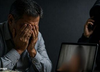 અમદાવાદ: વેપારીનો અશ્લીલ વીડિયો ઉતારી 8 લાખ પડાવ્યા, નકલી પોલીસે કેસ રફેદફે કરવા 15 લાખ માગ્યા | Ahm…