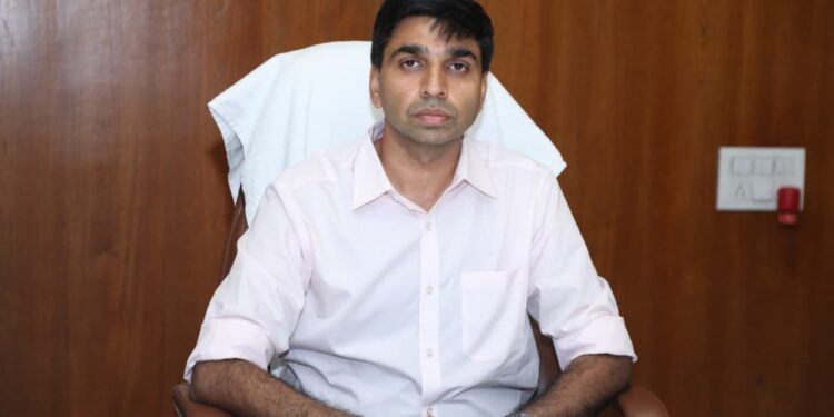 અમદાવાદ જિલ્લાના કલેક્ટર તરીકે ચાર્જ સંભાળતા ભવ્ય વર્મા