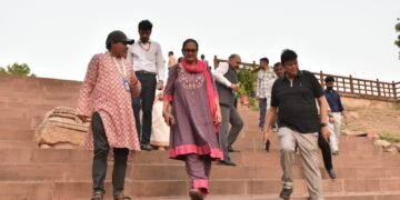 વિશ્વવિખ્યાત રાણીની વાવની મુલાકાત લેતા કેન્દ્રીય પ્રત્યક્ષ વેરા બોર્ડ (CBDT) ના સભ્ય શ્રીમતી મોના સિ…