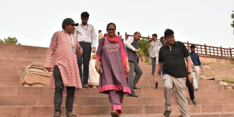 વિશ્વવિખ્યાત રાણીની વાવની મુલાકાત લેતા કેન્દ્રીય પ્રત્યક્ષ વેરા બોર્ડ (CBDT) ના સભ્ય શ્રીમતી મોના સિ…
