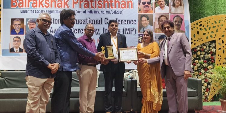 ઇન્દોરની પાવન ધરતી પર મહિસાગરના શિક્ષકશિલ્પી શ્રી અરવિંદભાઈ કાલિદાસ પટેલ બન્યા ગુજરાતનું ગૌરવ