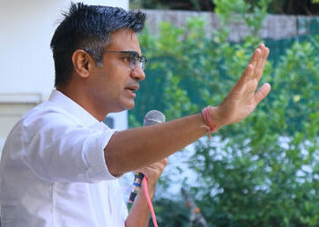 VIDEO: AAPના બળવાખોર સાંસદ સંદીપ પાઠક ધરપકડથી બચવા પાછલા બારણેથી રવાના! | Punjab Police FIR Against …