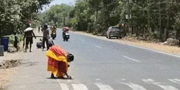 ઉમરગામ: રોડ પર ‘સોનું’ વેરાયાની અફવા ફેલાતા લોકોની પડાપડી, સત્ય બહાર આવતા જ આશ્ચર્ય સર્જાયું | Gold …
