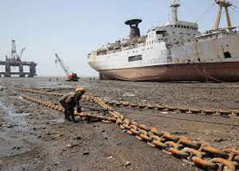 અલંગમાં એપ્રિલ-2026માં 14 શિપ આખરી સફરે આવ્યા | 14 ships arrived in Alang on their last voyage in Ap…