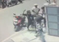 VIDEO : બેંગ્લુરુમાં જાહેરમાં પત્નીનું ગળું કાપવાની કોશિશ કરતાં પતિને રાહદારીઓએ ઢીબી કાઢ્યો | Mob Re…