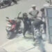 VIDEO : બેંગ્લુરુમાં જાહેરમાં પત્નીનું ગળું કાપવાની કોશિશ કરતાં પતિને રાહદારીઓએ ઢીબી કાઢ્યો | Mob Re…