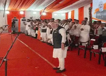VIDEO : PM મોદીએ જાહેર મંચથી અનોખા અંદાજમાં બંગાળની પ્રજાનો આભાર વ્યક્ત કર્યો | PM Modi Bows to Beng…