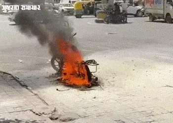 VIDEO| અમદાવાદ: આનંદનગર રોડ પર ચાલુ બાઇક ભડભડ સળગી ઉઠ્યું, ધોમધખતા તાપ વચ્ચે લાગેલી આગથી અફરાતફરી | …