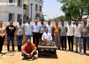 અમદાવાદ: ટ્રકમાં લોટના કટ્ટાની આડમાં દારૂની ખેપ, એક કરોડના મુદ્દામાલ સાથે શખસની ધરપકડ | Sarkhej Poli…