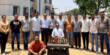 અમદાવાદ: ટ્રકમાં લોટના કટ્ટાની આડમાં દારૂની ખેપ, એક કરોડના મુદ્દામાલ સાથે શખસની ધરપકડ | Sarkhej Poli…