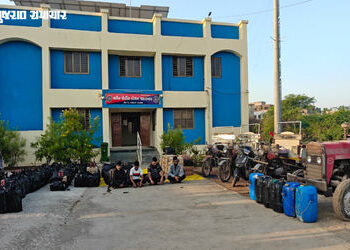 અમરેલી: જાફરાબાદના દરિયાકાંઠે ફિશિંગ બોટમાંથી 22 લાખનો વિદેશી દારૂ ઝડપાયો, 4ની ધરપકડ, 11 ફરાર | SMC …