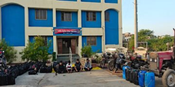 અમરેલી: જાફરાબાદના દરિયાકાંઠે ફિશિંગ બોટમાંથી 22 લાખનો વિદેશી દારૂ ઝડપાયો, 4ની ધરપકડ, 11 ફરાર | SMC …