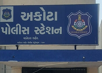 દારુ અને હુક્કાની મહેફિલ પર પોલીસનો દરોડો | Police raid on alcohol and hookah party