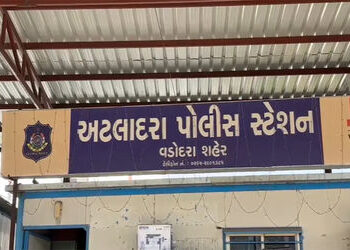 તું અહીંનો દાદા થઇ ગયો છે ? વડોદરામાં મોડી રાત્રે યુવક પર ડંડાથી હુમલો | Youth attacked with a stick…