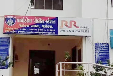 વાઘોડિયામાં મોડી રાત્રે સોની પર હુમલો કરી સોનાના દાગીના અને રોકડની લૂંટ | jewellers attacked late at…