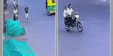 અમદાવાદમાં ચીલઝડપ: રાહદારીના હાથમાંથી મોબાઈલ ઝૂંટવી ચોરો ફરાર, સમગ્ર ઘટના CCTVમાં કેદ | Mobile phone…