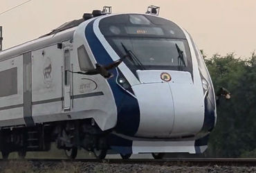 દોઢ કલાકમાં વંદે ભારત સહિત 3 ટ્રેનો પર પથ્થરમારો, બિહારના મુઝફ્ફરપુરમાં મુસાફરોમાં ડર પેઠો | Vande B…