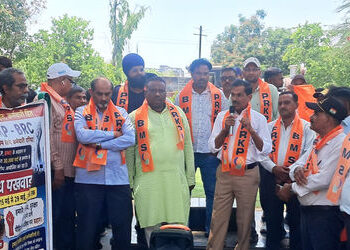 રેલવેમાં ૩૦ હજાર પદ સરેન્ડરના વિરોધમાં ધરણા | Protest against surrender of 30 thousand posts in Rail…