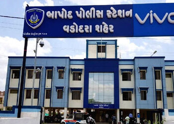 વડોદરાના બાપોદ પોલીસ સ્ટેશનની બહાર જ વેપારી પર ટોળાનો હુમલો | Mob attacks businessman outside Bapod …