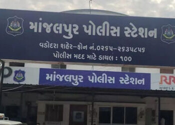 વડોદરામાં મંદિરે દર્શન કરવા ઊભેલી મહિલાના ગળામાંથી સોનાની ચેન તૂટી | Gold chain snatching from woman…