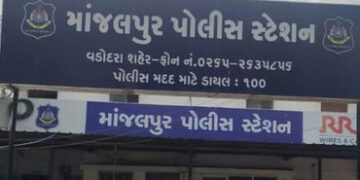 વડોદરામાં મંદિરે દર્શન કરવા ઊભેલી મહિલાના ગળામાંથી સોનાની ચેન તૂટી | Gold chain snatching from woman…