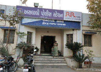 અમદાવાદ: બારેજામાં પોલીસની મોટી રમત? રેડ કરી કોલ સેન્ટરમાં, ગુનો નોંધ્યો વરલી મટકાનો! ‘પોલ’ ખૂલી જતા…