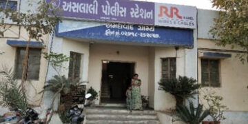 અમદાવાદ: બારેજામાં પોલીસની મોટી રમત? રેડ કરી કોલ સેન્ટરમાં, ગુનો નોંધ્યો વરલી મટકાનો! ‘પોલ’ ખૂલી જતા…