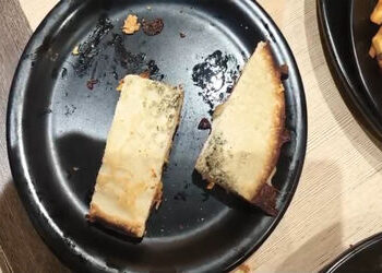 પિઝામાં ફૂગ નીકળતા મહિલાઓનો હોબાળો | Women’s uproar over mold growing on pizza