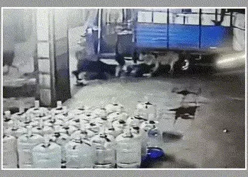 CCTV: સુરતની તિરુપતિ માર્કેટમાં માસૂમ બાળક પર તૂટી પડ્યું શ્વાનોનું ટોળું, હચમચાવી મૂકતો વીડિયો વાઈર…