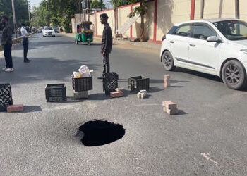 વડોદરાના કારેલીબાગમાં મુખ્ય માર્ગ પર ભુવો પડ્યો, બાઈકચાલકનો આબાદ બચાવ | pothole occurred on the main…