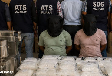 વાપીમાં ગુજરાત ATSનો સપાટો: ગોડાઉનમાં ચાલતી હતી ડ્રગ્સની ફેક્ટરી, બેની ધરપકડ | Gujarat ATS Cracks MD…