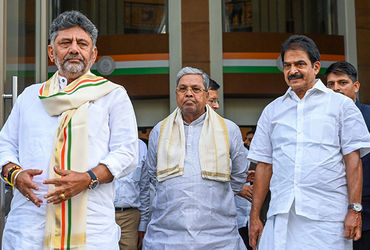 કર્ણાટકમાં સત્તા પરિવર્તનના એંધાણ: સિદ્ધારમૈયાના રાજીનામાંની અટકળો તેજ, ધારાસભ્યોમાં દોડધામ | karnat…