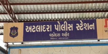 PIની ભૂલના કારણે છૂટી ગયેલા આરોપીએ અટલાદરા પોલીસ સ્ટેશનમાં PIની સામે જ પોલીસ જવાનને માર માર્યો | acc…