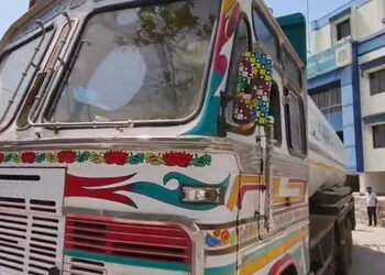 વડોદરામાં SMCનો દરોડોઃ કન્ટેનરના ચોરખાનામાંથી રાજસ્થાનથી લવાયેલો 64 લાખનો દારૃ પકડાયો | SMC seized c…