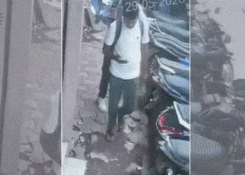 CCTV: અમદાવાદમાં મોબાઇલમાં વ્યસ્ત કર્મચારીની બેગમાંથી નોટોના બંડલ સેરવી ગઠિયો ફરાર! ચોંકાવનારો વીડિય…