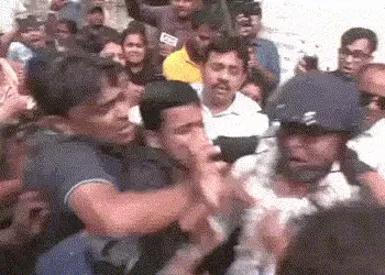 VIDEO : મમતાના ભત્રીજા અભિષેક બેનરજી પર હુમલો… કપડા ફાડ્યા, પત્થર ફેંક્યા, હેલમેટ પહેરીને બચાવ્યો …