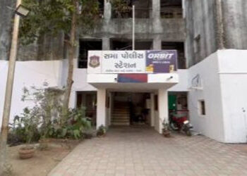 વડોદરામાં અટલાદરા બાદ સમા પોલીસ સ્ટેશને હલ્લાબોલ,દારૃના આરોપીને છોડાવવા ટોળાંએ ધાંધલ મચાવી | Crowds …
