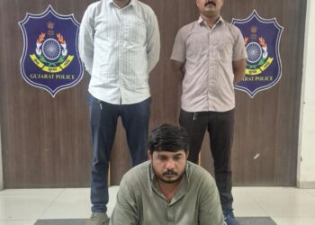 ગઢડાના ઝીંઝાવદર પાટીયા પાસેથી વિદેશી દારૂ ભરેલી કાર સાથે એક ઝડપાયો, બે ફરાર