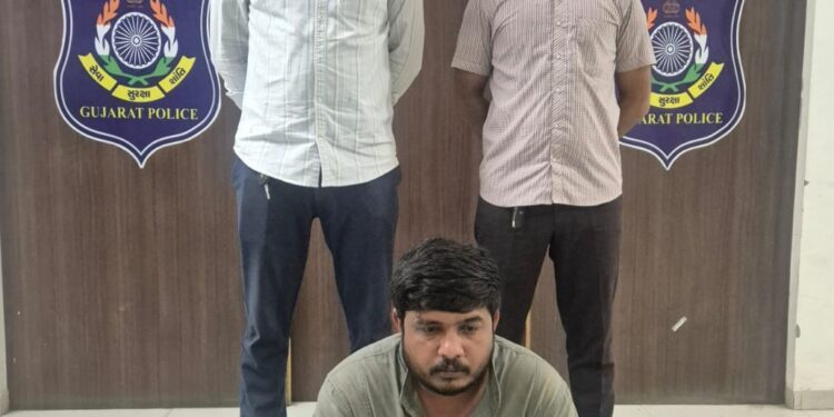 ગઢડાના ઝીંઝાવદર પાટીયા પાસેથી વિદેશી દારૂ ભરેલી કાર સાથે એક ઝડપાયો, બે ફરાર
