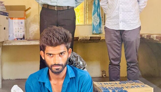 પીયાગો કંપનીની લોડીંગ છકડામાં ભંગારની આડમાં દારૂની હેરાફેરી કરતા ઈસમને ઝડપી પાડતી અંબાજી, બનાસકાંઠા …