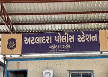 અટલાદરાના એક પોલીસ જવાનની ભૂમિકા શંકાના દાયરામાં | The role of a policeman from Atladara is under su…