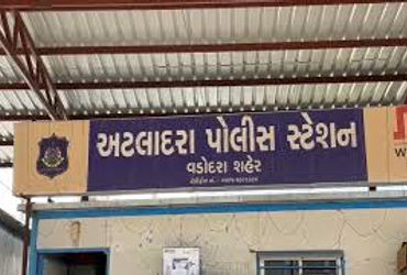 અટલાદરાના એક પોલીસ જવાનની ભૂમિકા શંકાના દાયરામાં | The role of a policeman from Atladara is under su…