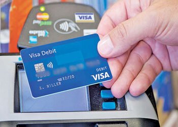 ડેબિટ કાર્ડસ વ્યવહારમાં 40 ટકાથી વધુ ઘટાડો | Debit card transactions down more than 40 percent