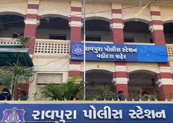 પોલીસકર્મી સામે એટ્રોસિટીની કાર્યવાહી મામલે થયેલા ઘર્ષણમાં દલિત સમાજના 75 લોકો સામે પોલીસે રાયોટિંગન…