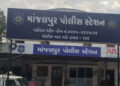 વડોદરામાં સ્કૂલ વર્ધી વાન ચલાવતા યુવક પર ધારીયા વડે હુમલો | A young man driving a school van was att…