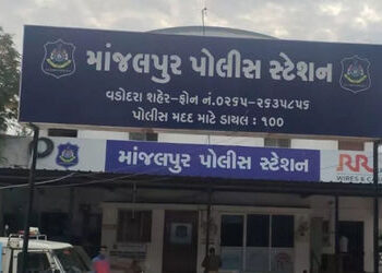 વડોદરામાં સ્કૂલ વર્ધી વાન ચલાવતા યુવક પર ધારીયા વડે હુમલો | A young man driving a school van was att…